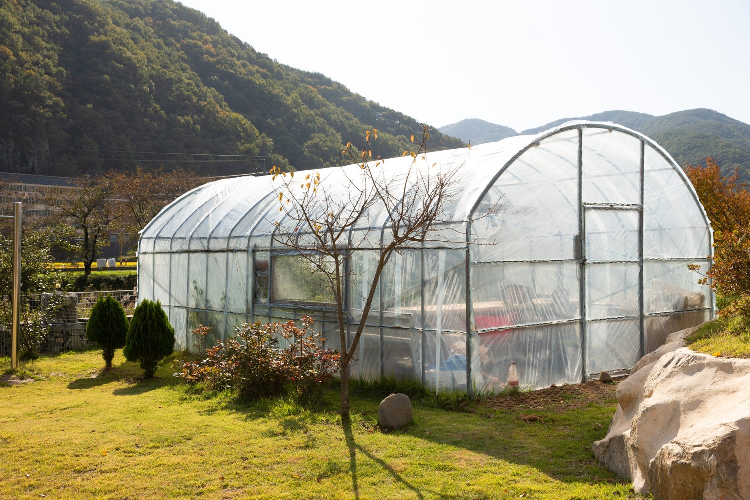 불이 오른 화덕과 마당 — 김작가사진이야기펜션