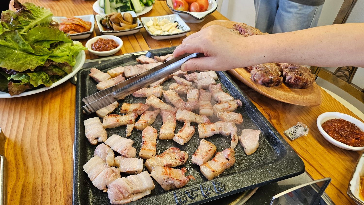 불판 위에서 익어가는 고기 — 김작가사진이야기펜션