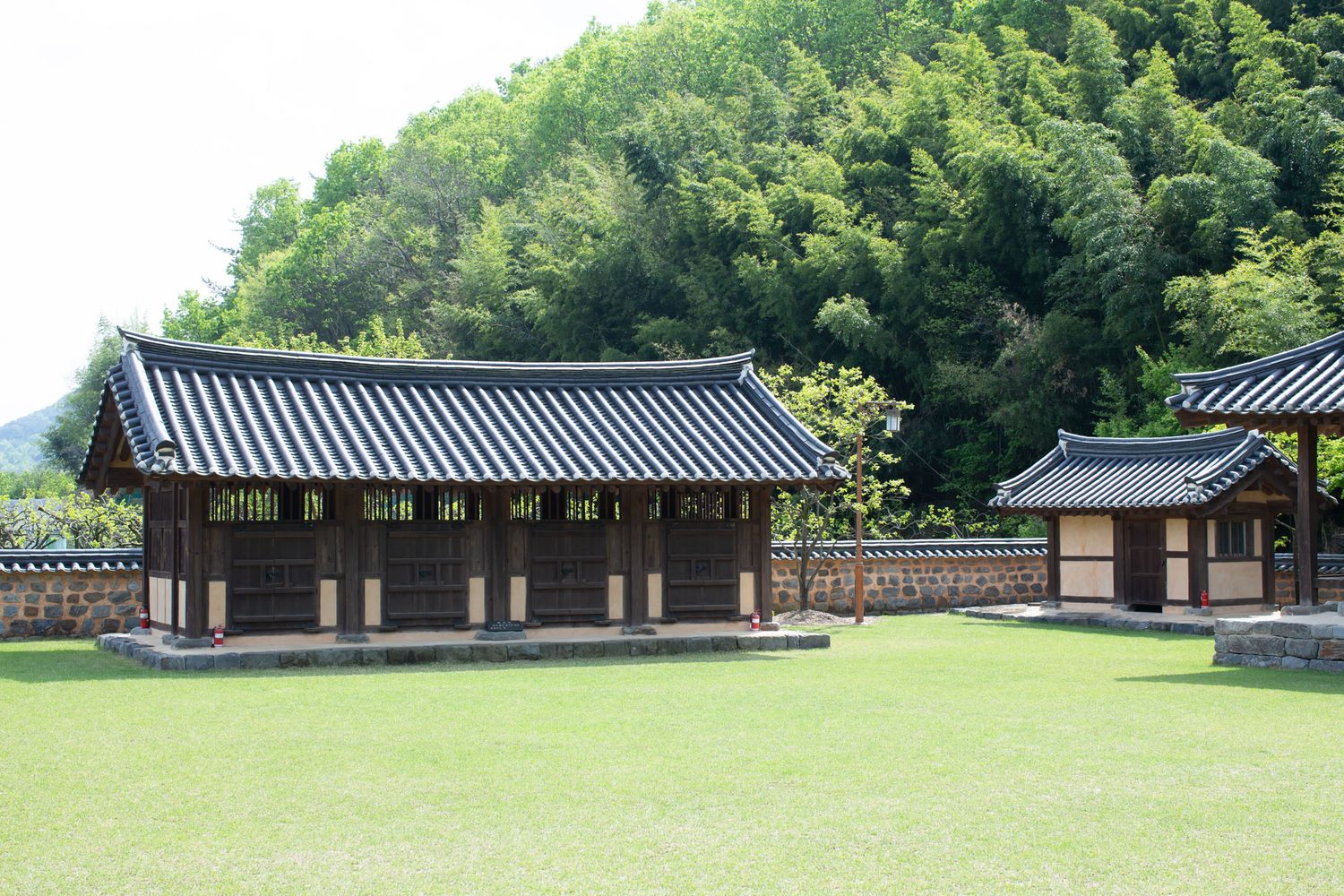 기와 처마와 잔디 마당 — 김작가사진이야기펜션