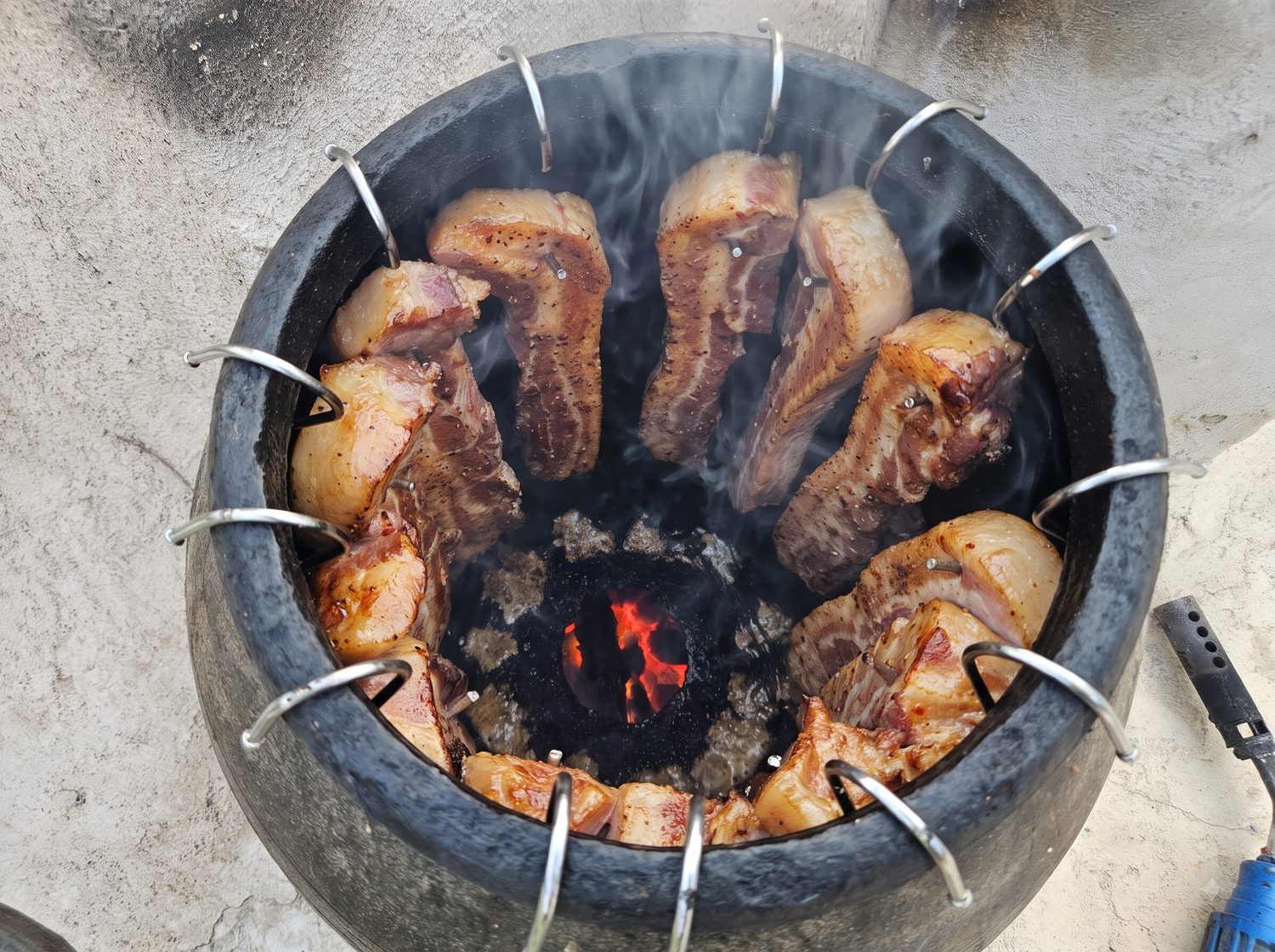 숯불 위에서 익어가는 고기 — 김작가사진이야기펜션