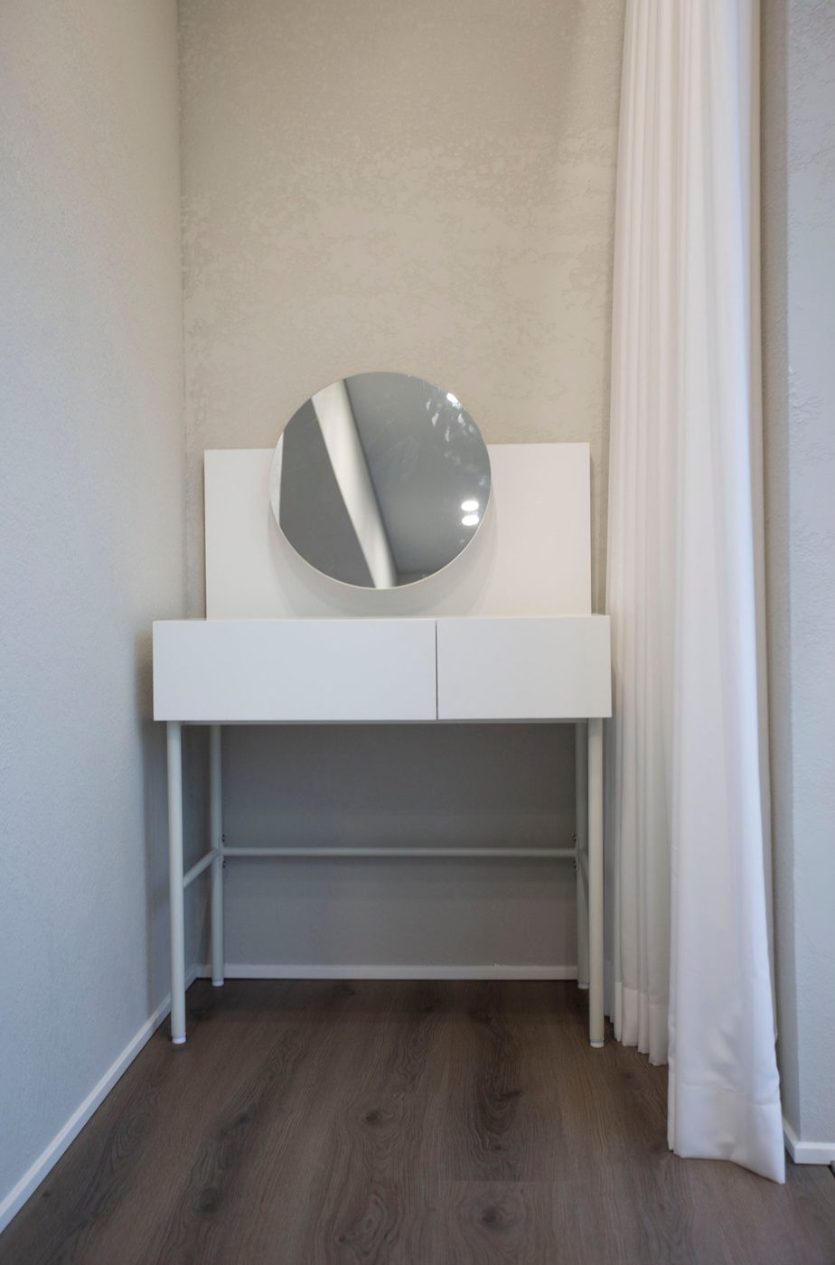 세면대와 거울이 놓인 욕실 — 김작가사진이야기펜션