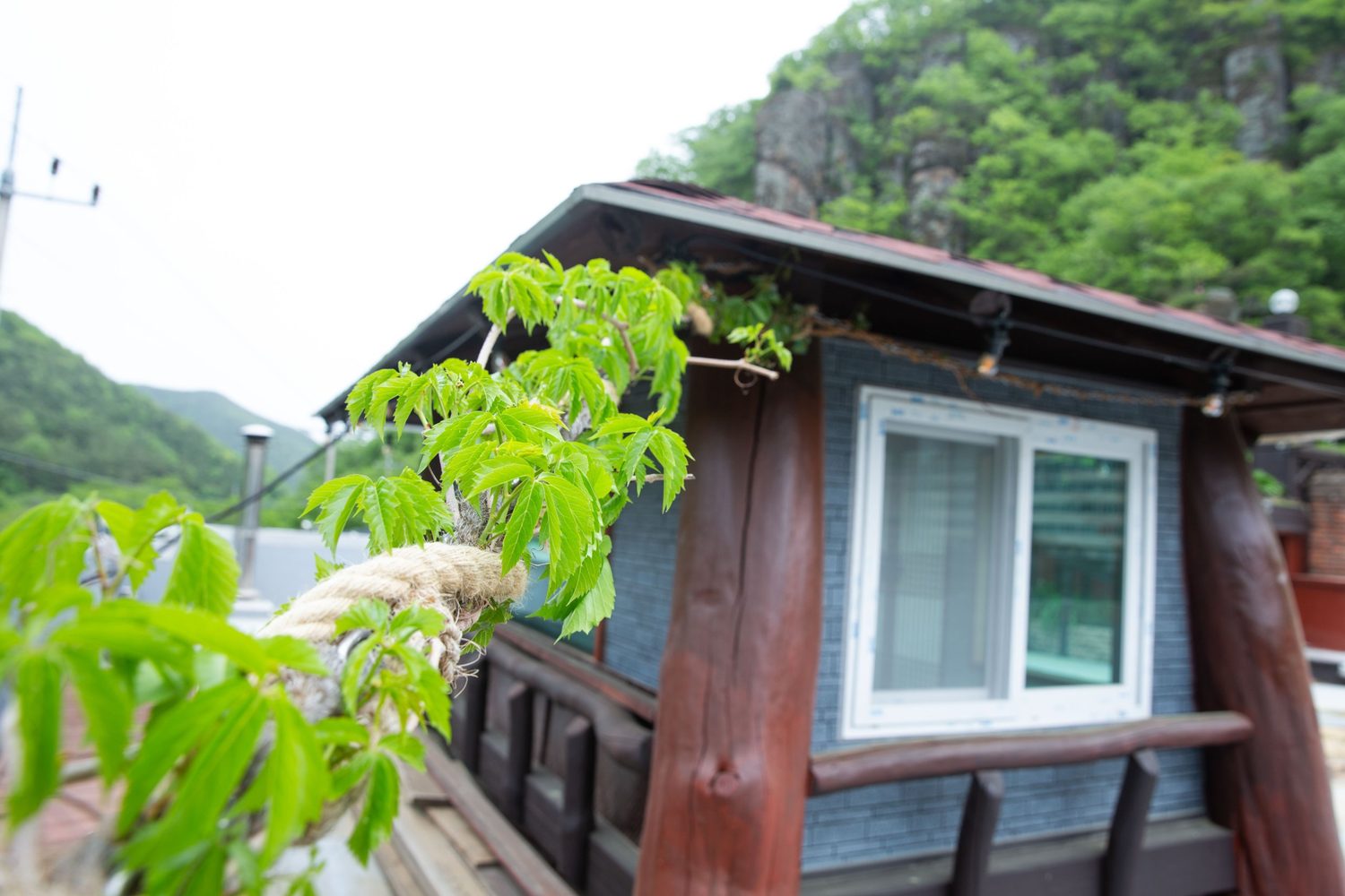 붉은 벽돌 카페 외관 — 김작가사진이야기펜션