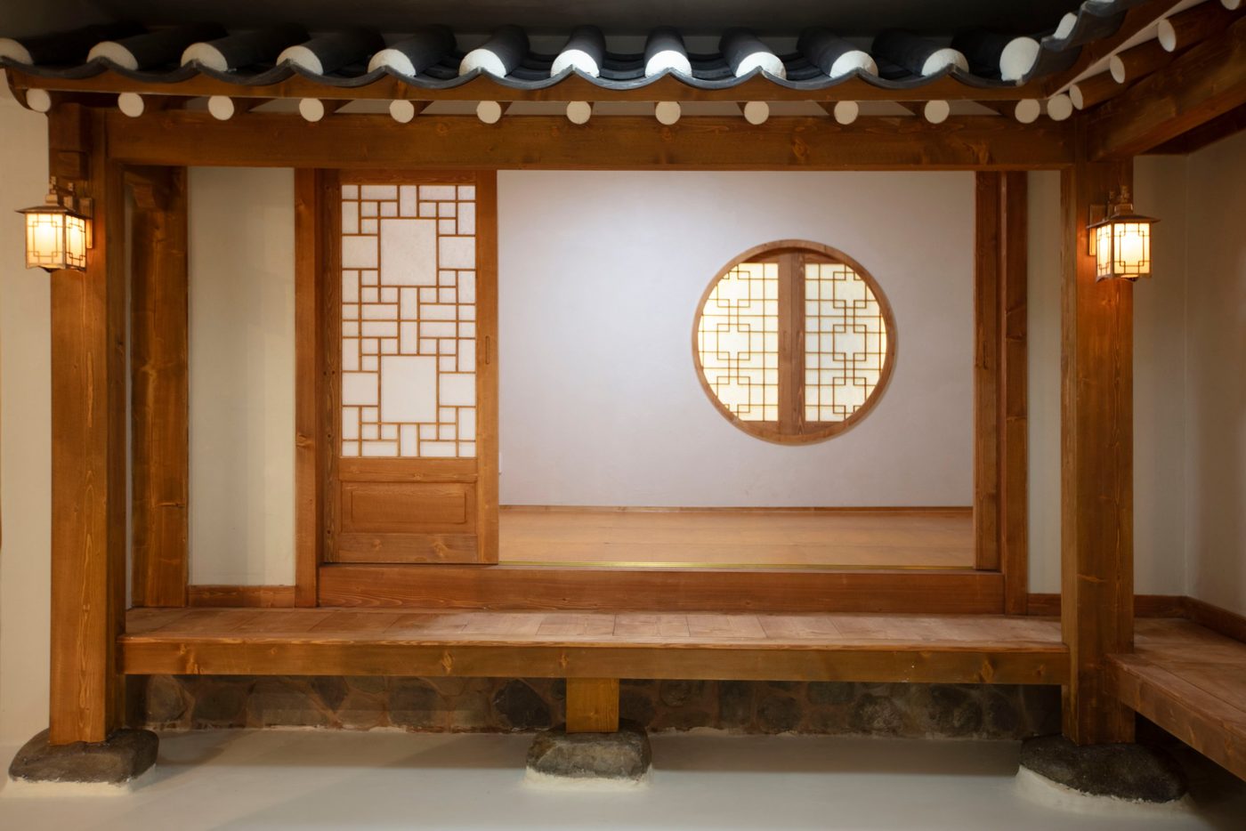 원형 달창과 목문이 있는 한옥 마루 (김작가사진이야기펜션 1층)