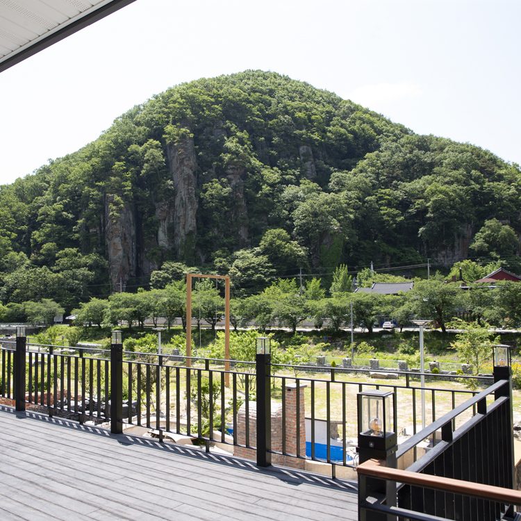 테라스 난간 너머로 보이는 의령의 산 (김작가사진이야기펜션 2층)